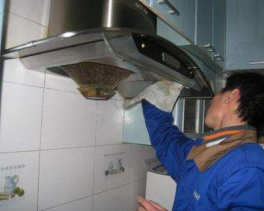 广州保洁公司:家用抽油烟机怎么清洗和维护?
