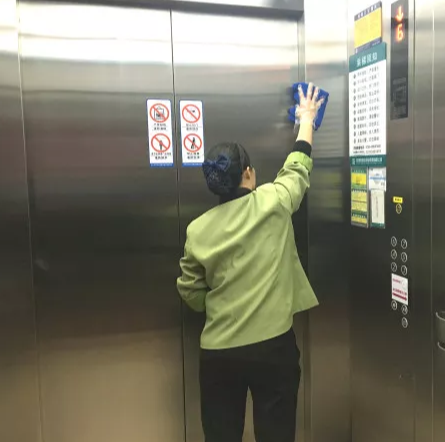 广州保洁公司:如何清洗电梯?