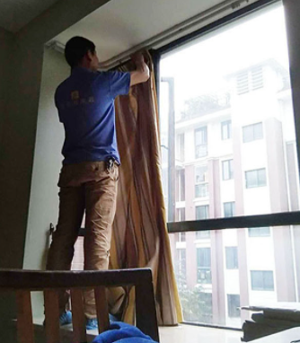 广州办公室保洁公司:不同窗帘清洁方法