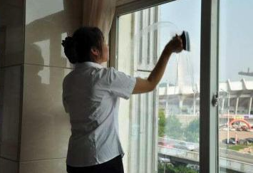 广州保洁公司:门窗清洁小技巧