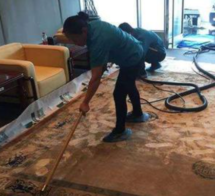 广州保洁公司:定期进行地毯清洗的必要性